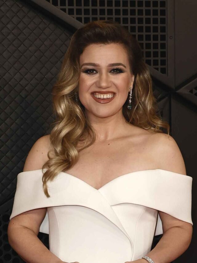 Kelly Clarkson Shows Off Slim Figure on Grammys Red Carpet With Son